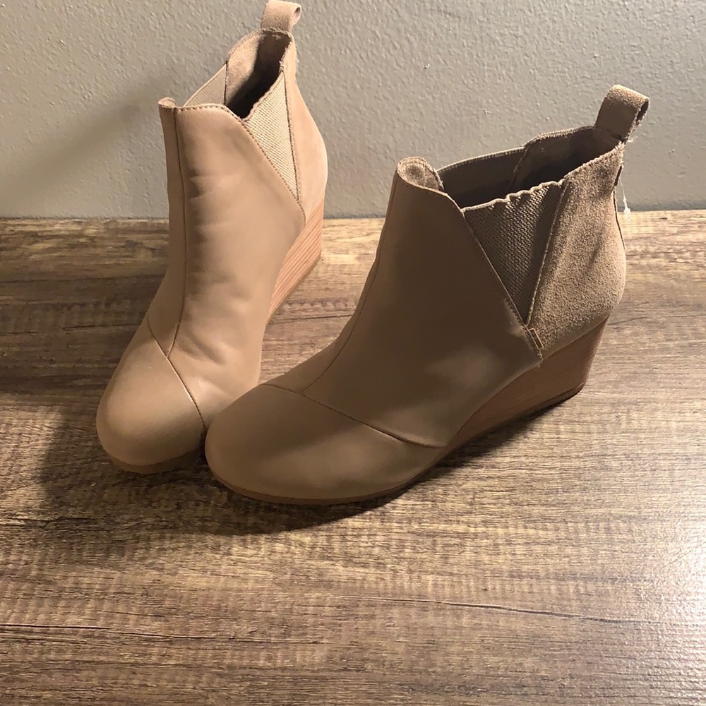 Toms women’s wedge heeled Chelsea boot size 10.